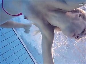 super-hot Elena showcases what she can do under water